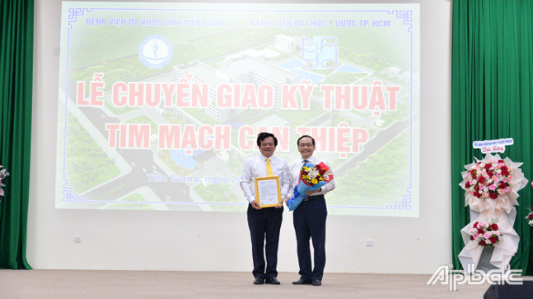 Đại diện Bệnh viện Đại học Y dược TP. Hồ Chí Minh trao Chứng nhận hoàn tất chuyển giao cho lãnh đạo Bệnh viện Đa khoa tỉnh Tiền Giang.